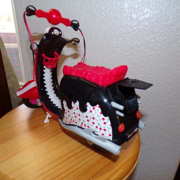 Monster High Ghoulia Yelps Scooter - Picture 1 of 2